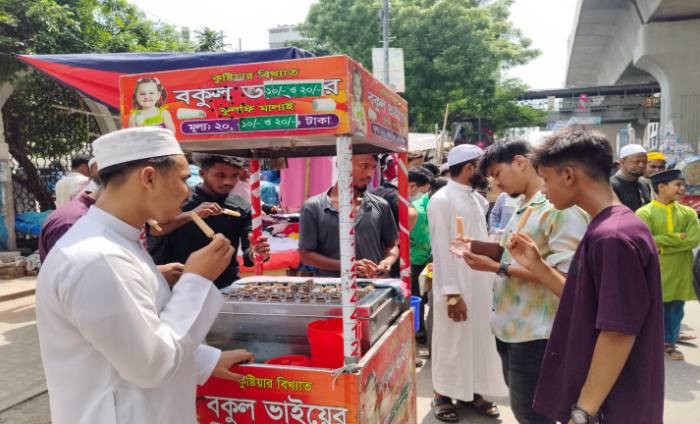 প্রচণ্ড তাপদাহে  ফুটপাত জমজমাট মাঠা, লেবুর শরবত, আইসক্রিমের বিকিকিনি। ছবি: শাকিল আহমেদ